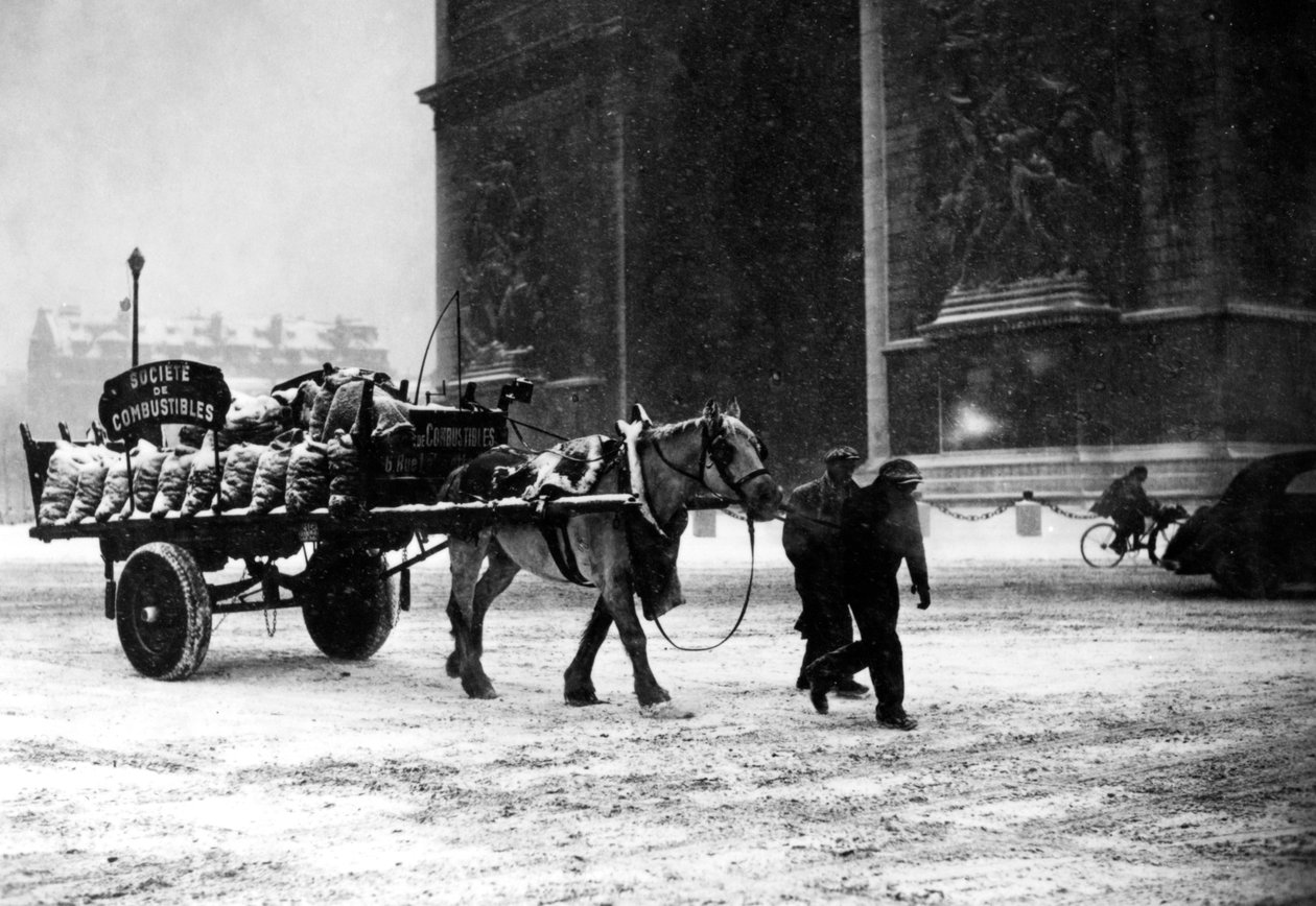 En vagnlast med knappt kol, ockuperade Paris, januari 1941 av Unbekannt