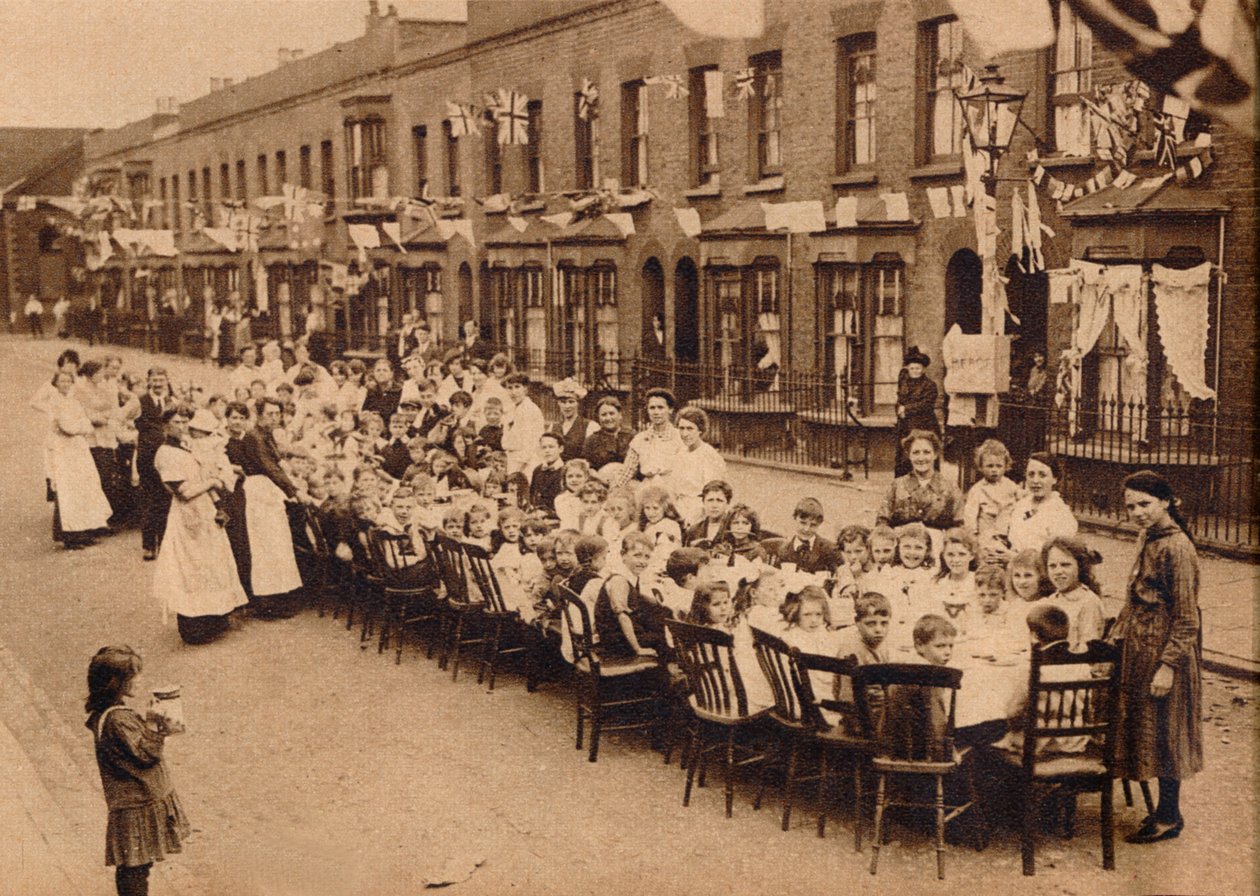 Ett teparty för barn på en East End Street i London, för att fira Versaillesfördraget på&t av Unbekannt