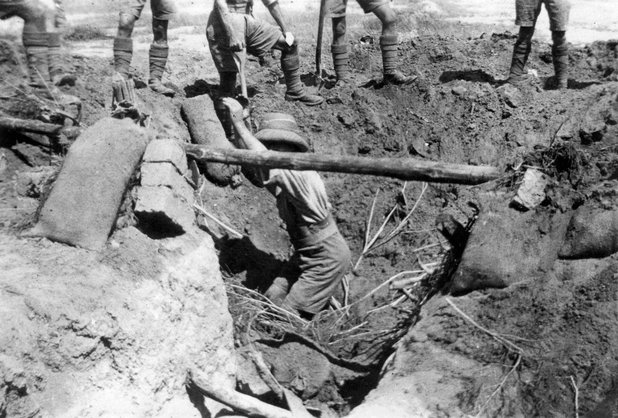 En kollapsad brittisk dugout, Mesopotamien, första världskriget, 1918 av Unbekannt