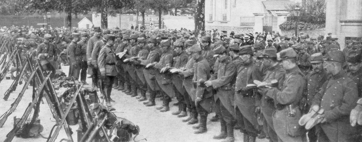 En överste som kontrollerar sina soldatstövlar, Saint-Francois-Xavier, Paris, Frankrike, augusti 1914 av Unbekannt