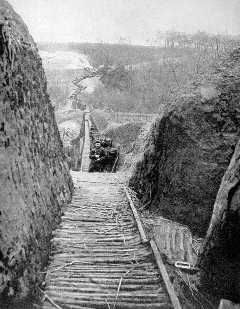 En kommunikationsgrav och väg mot fronten, Frankrike, första världskriget, 1915 av Unbekannt