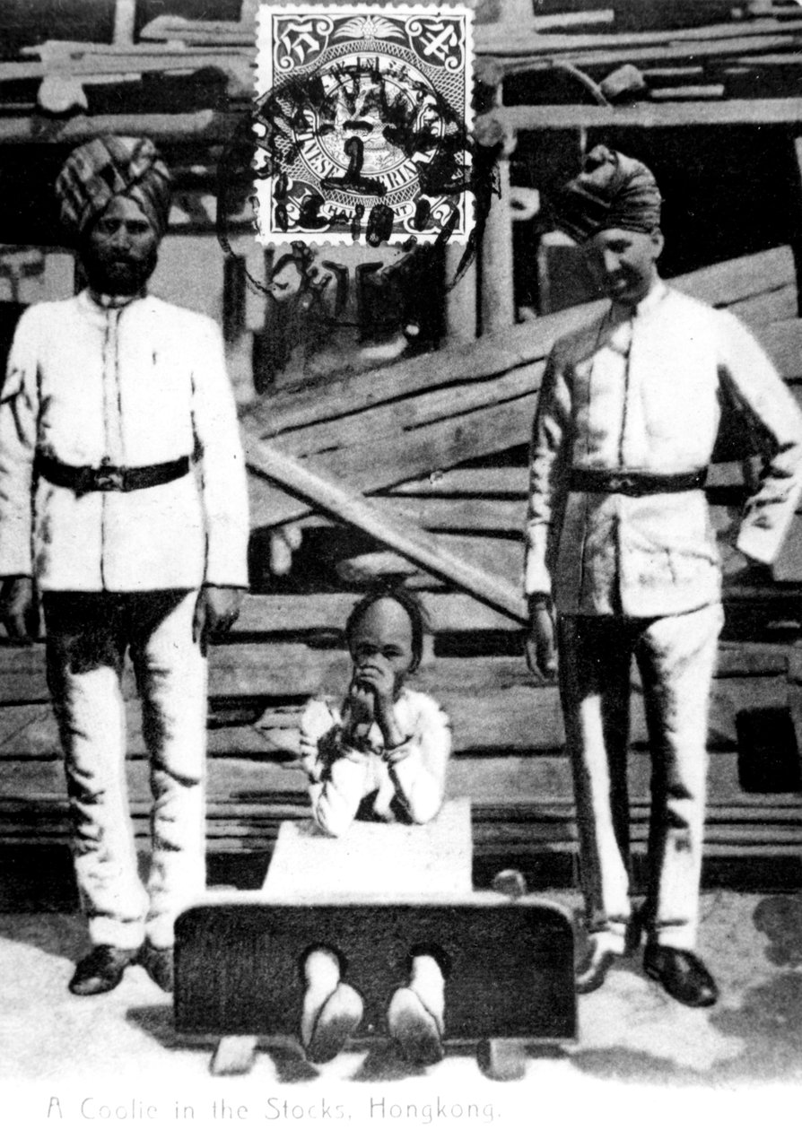 En coolie in the stocks, Hong Kong, 1908 av Unbekannt