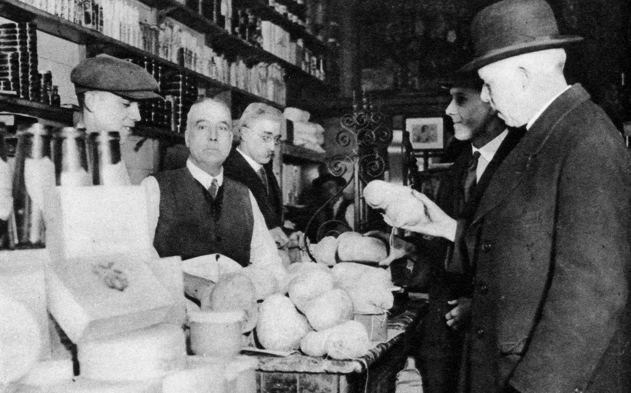 En kund inspekterar en haggis, London, 1926-1927 av Unbekannt