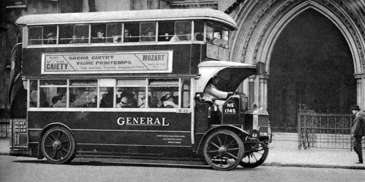 En dubbeldäckad buss som står utanför Law Courts, London, 1926-1927 av Unbekannt