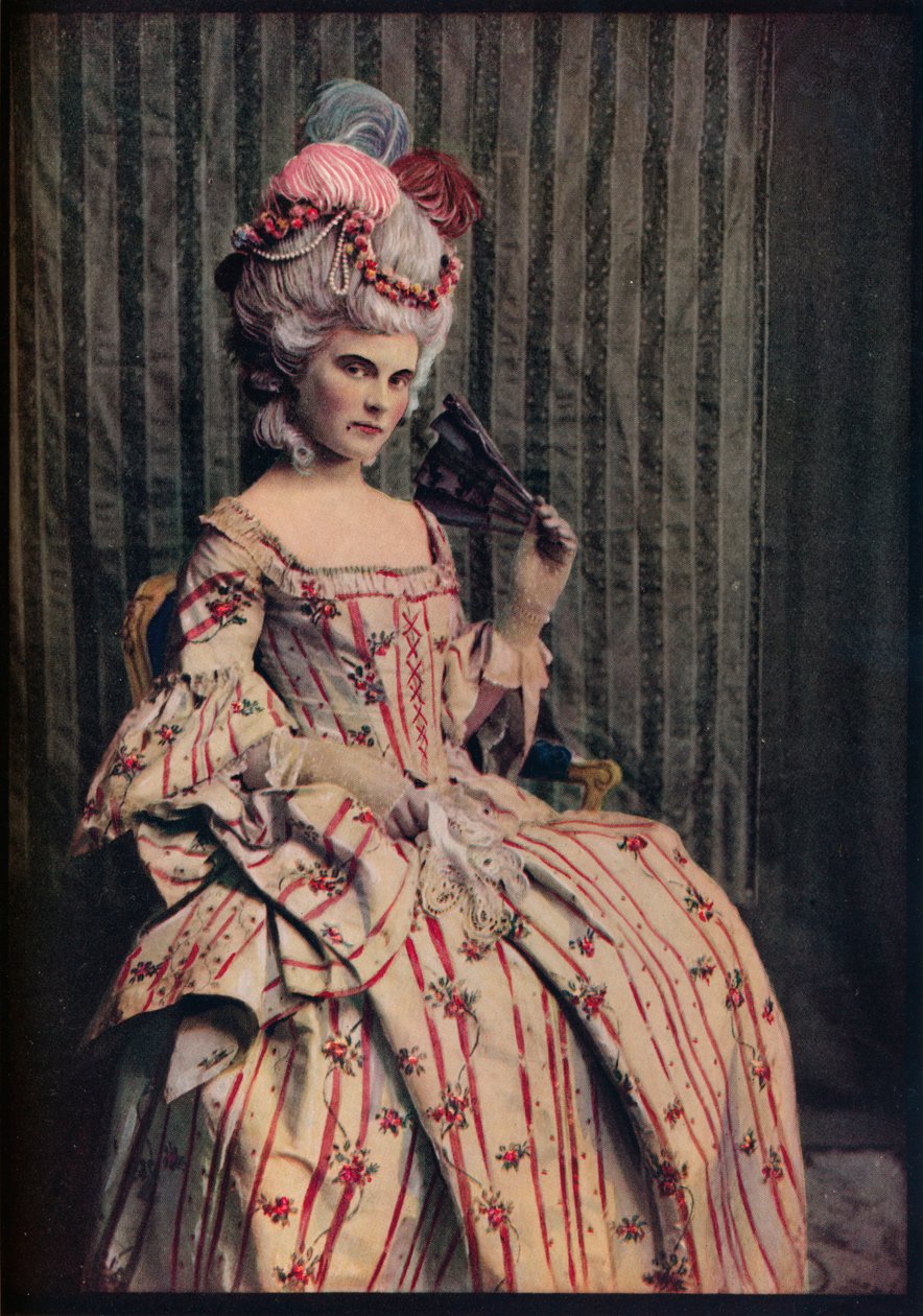 En klänning av charmiga proportioner i vacker fransk brokad. Period 1775-85, c1913 av Unbekannt