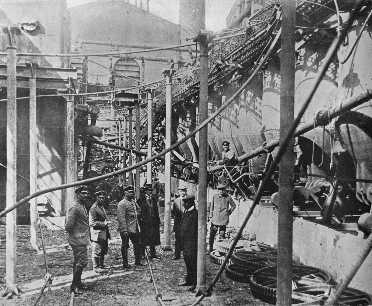 En fabrik som förstördes av ryssarna för att förhindra att den användes för tyskarna, 1915 av Unbekannt