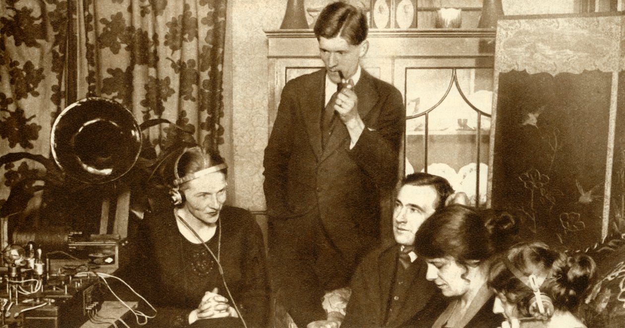 En familj som lyssnar på resultatet av de allmänna valen 1923, 1935. av Unbekannt