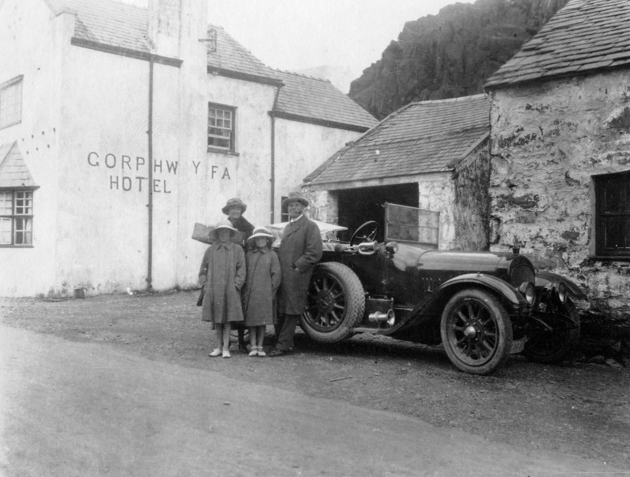 En familj som står bredvid sin bil, Gorphwysfa Hotel, North Wales, c1920-c1930s av Unbekannt