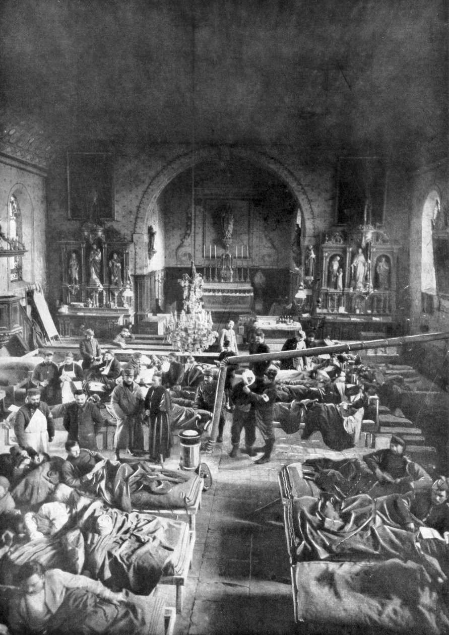 En fältstation längst fram, i långhuset i en lantlig kyrka, första världskriget, 1915 av Unbekannt