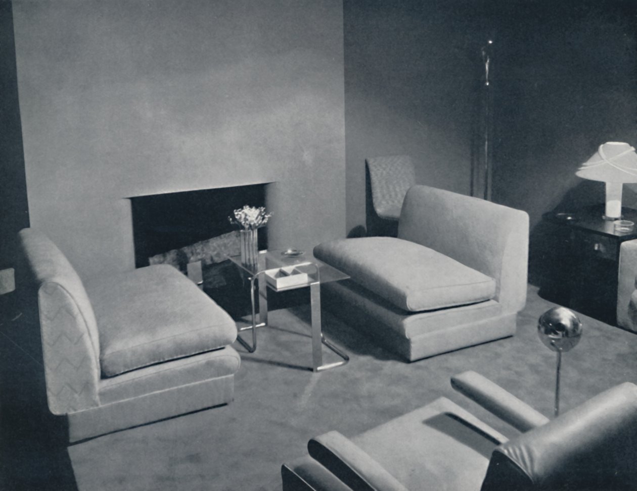 En grupp vid brasan i ett vardagsrum designad av Russel Wright, 1935 av Unbekannt