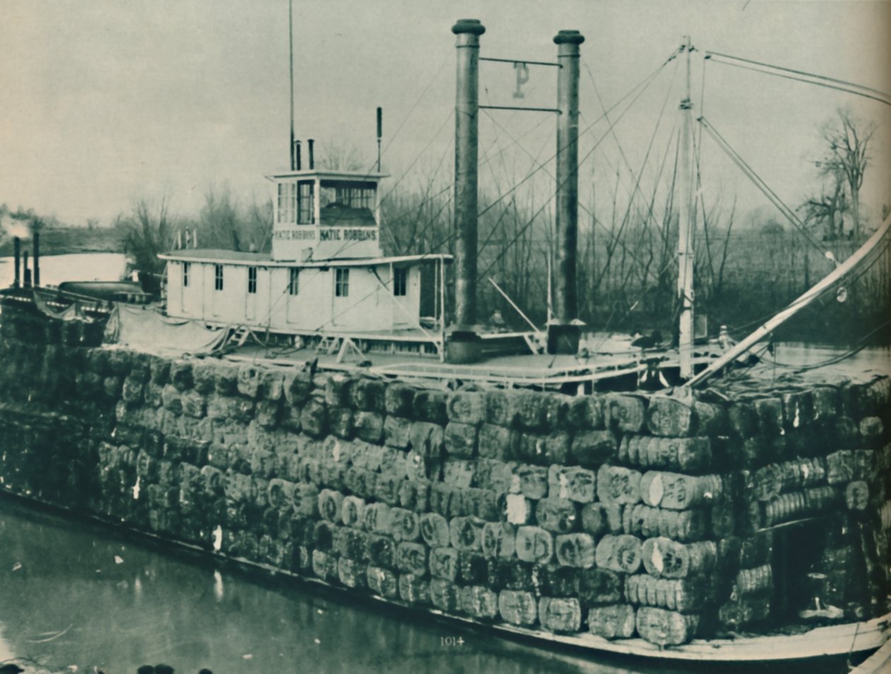 En full last med bomull monteras ofta högt över däcken på Mississippi-ångbåtarna, 1937 av Unbekannt