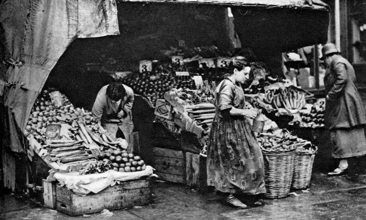 En grönsakshandlare på Commercial Road, London, 1926-1927 av Unbekannt