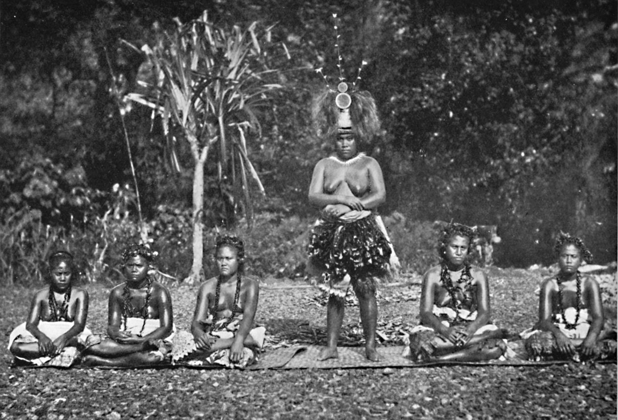 En grupp samoanska dansande kvinnor i full kostym, 1902 av Unbekannt