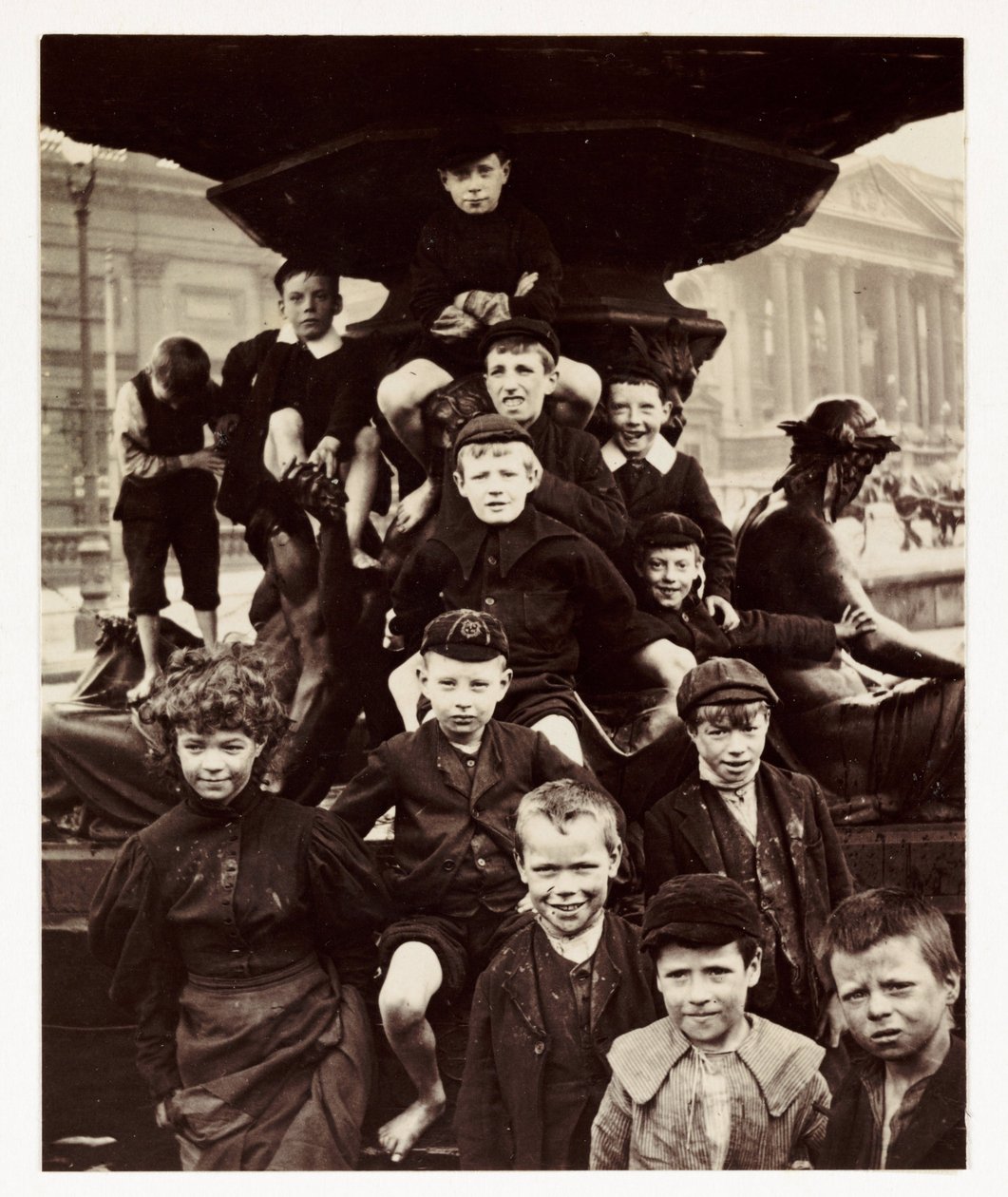 En grupp barn framför Steble-fontänen, Liverpool, tagen av en okänd fotograf omkring 1905 av Unbekannt
