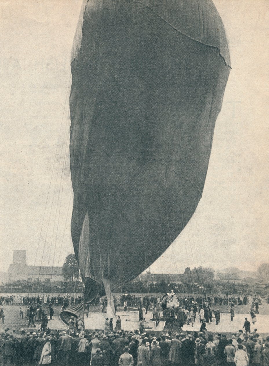 En enorm ballong var nödvändig för professor Piccards uppstigning, c1936 c1937 av Unbekannt