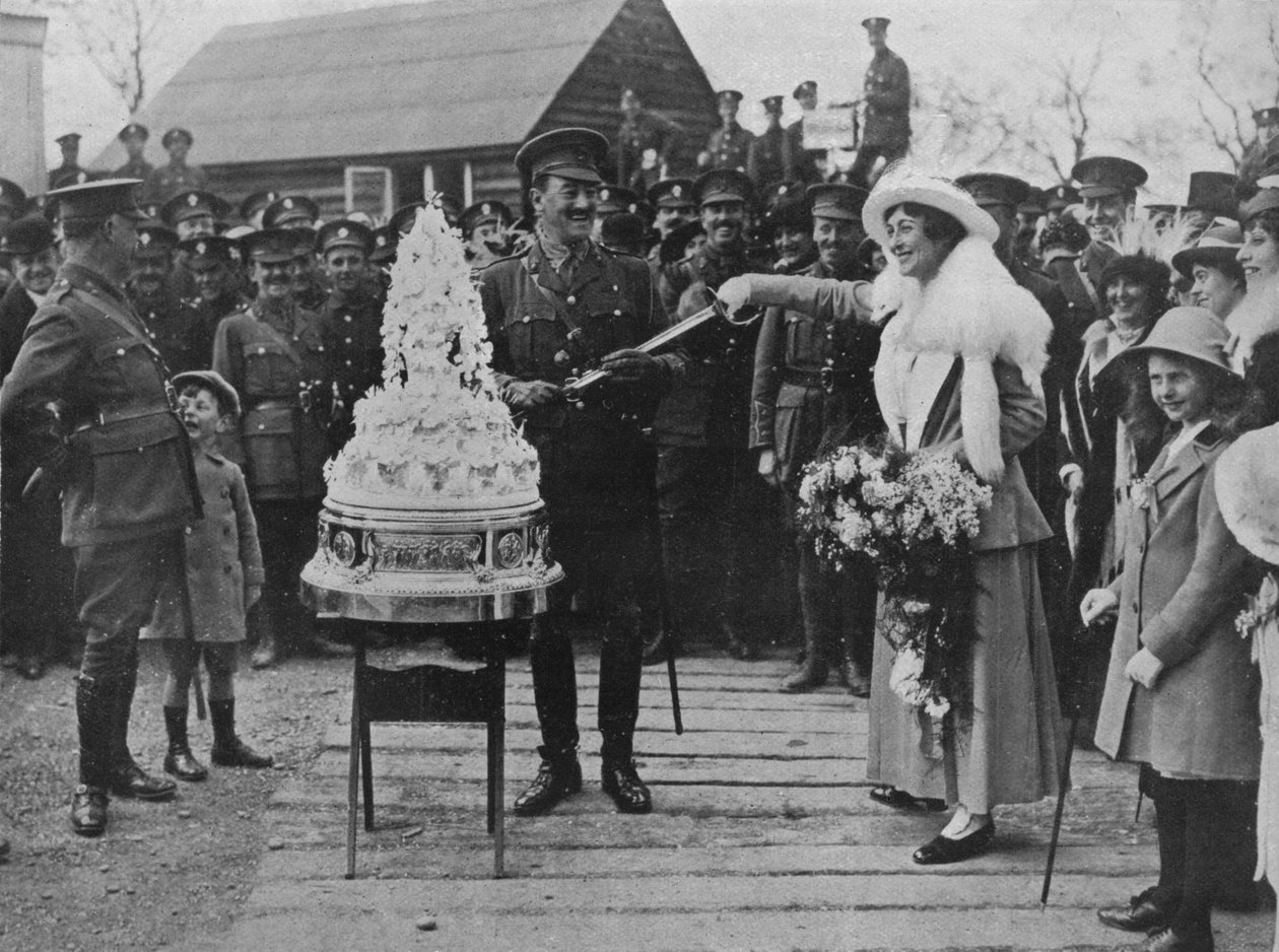 Ett kakibröllop: Skär bröllopstårtan med brudgummens svärd, 1915 av Unbekannt