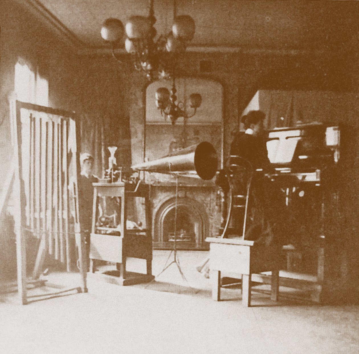 En kvinnlig pianist i den första Emil Berliner-studion i London, Cockburn Hotel, 1898 av Unbekannt