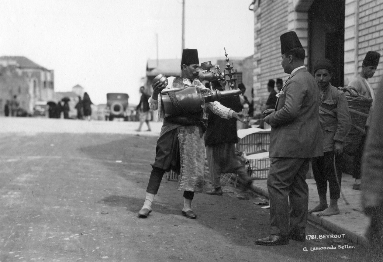 En lemonadförsäljare, Beirut, Libanon, c1920-c1930s av Unbekannt