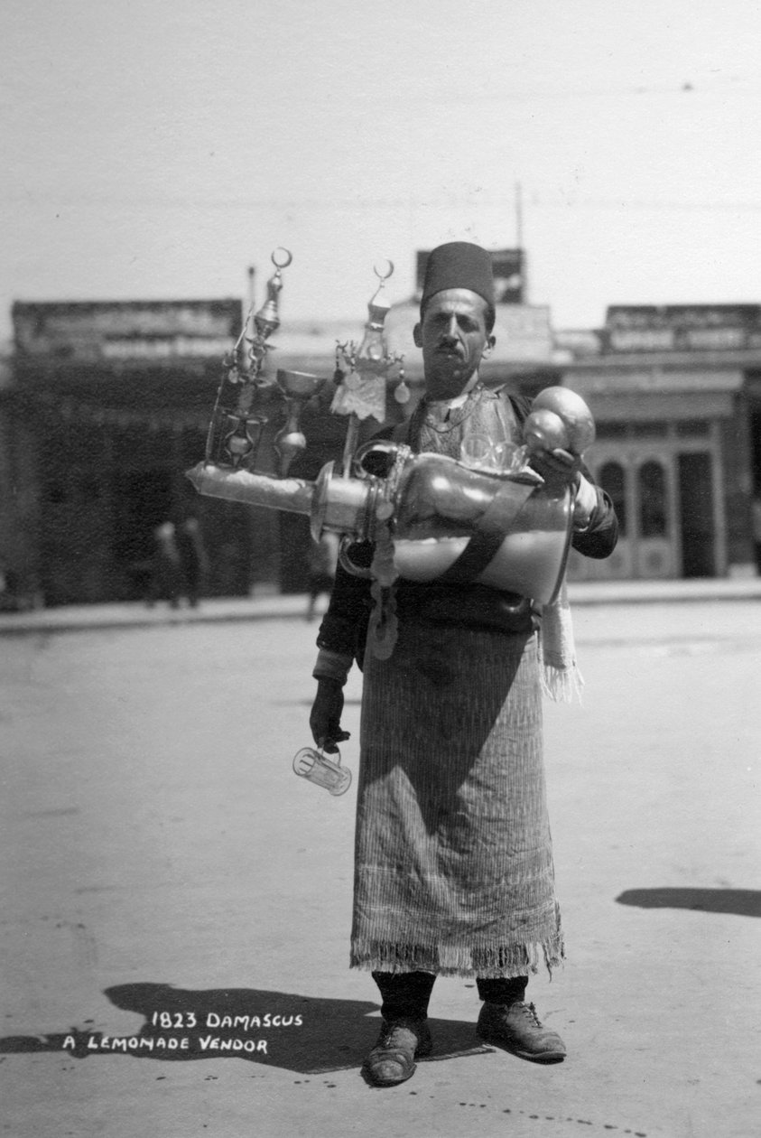 En lemonadförsäljare, Damaskus, Syrien, c1920-c1930s av Unbekannt