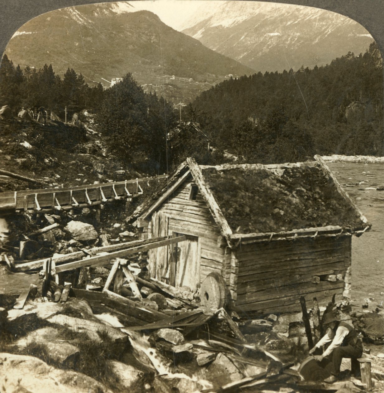 En timmerbyggd kvarn och en vattenhjulsslipsten, vid Stalheims älv, Naerodal, Norge, c1905. av Unbekannt