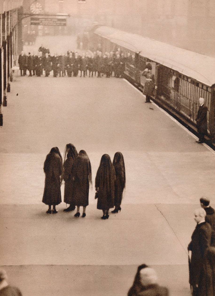 En ensam grupp kungliga sörjande: Queen Mary med Princess Royal, 1936. av Unbekannt