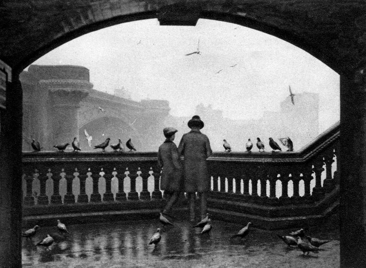 En man och en pojke som matar fåglarna vid Blackfriars Bridge, London, 1926-1927 av Unbekannt