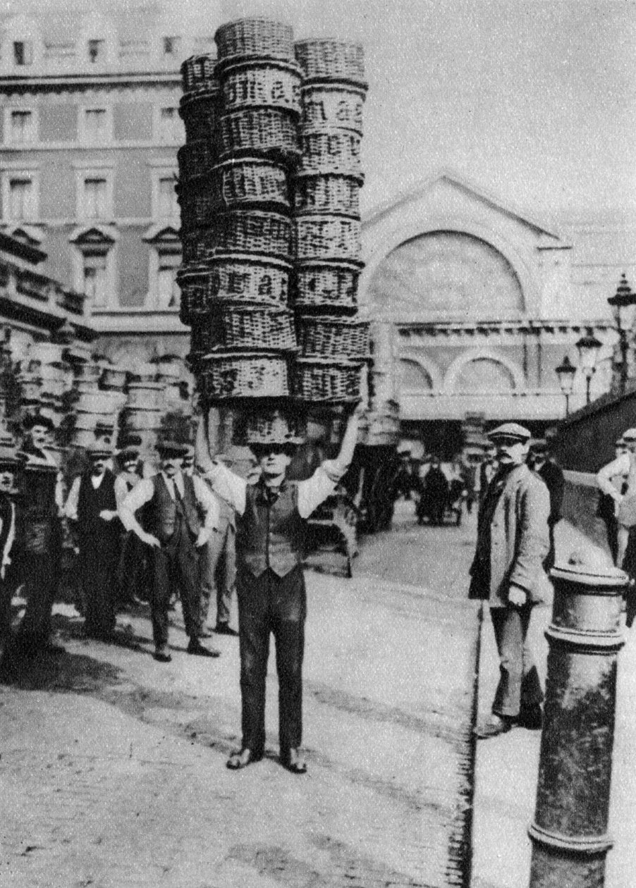 En man som bär många korgar på huvudet, Covent Garden, London, 1926-1927 av Unbekannt