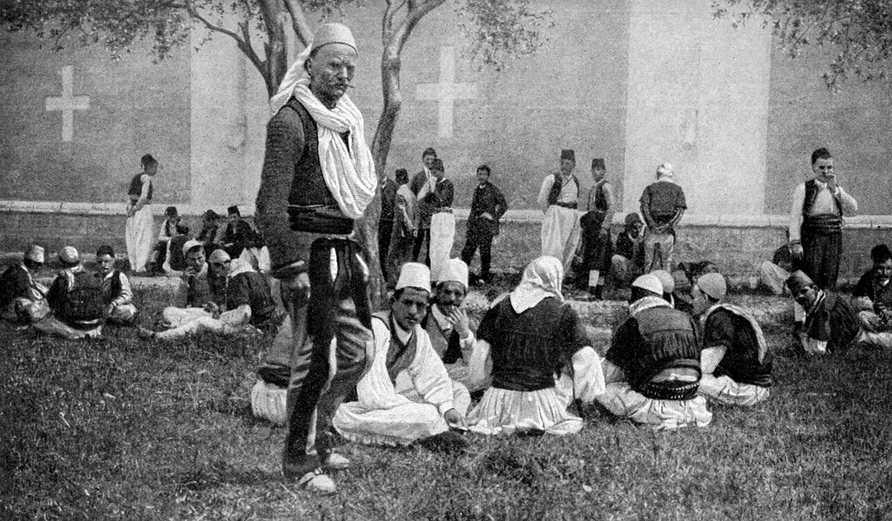 Ett möte mellan Mirdite bergsbestigare och deras stadsfränder utanför en katedral i Scutari, Turkiet, 1922 av Unbekannt