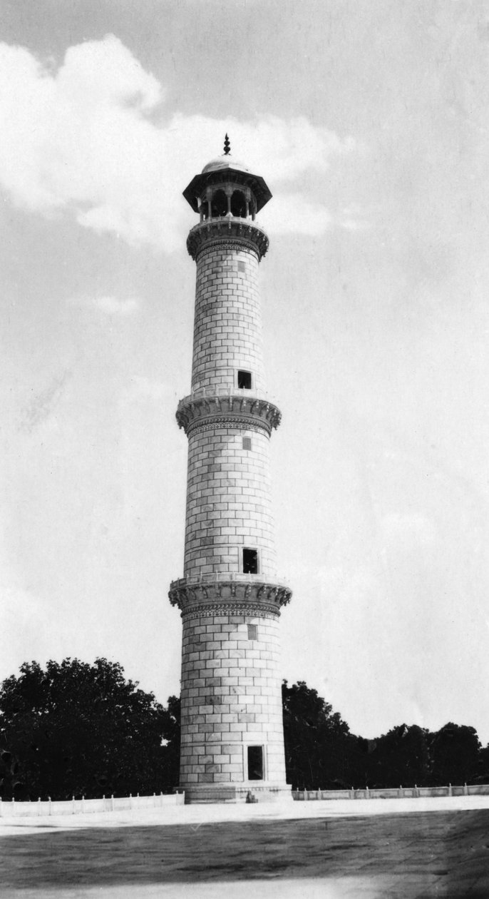 En minaret vid Taj Mahal, Agra, Indien, 1916-1917 av Unbekannt