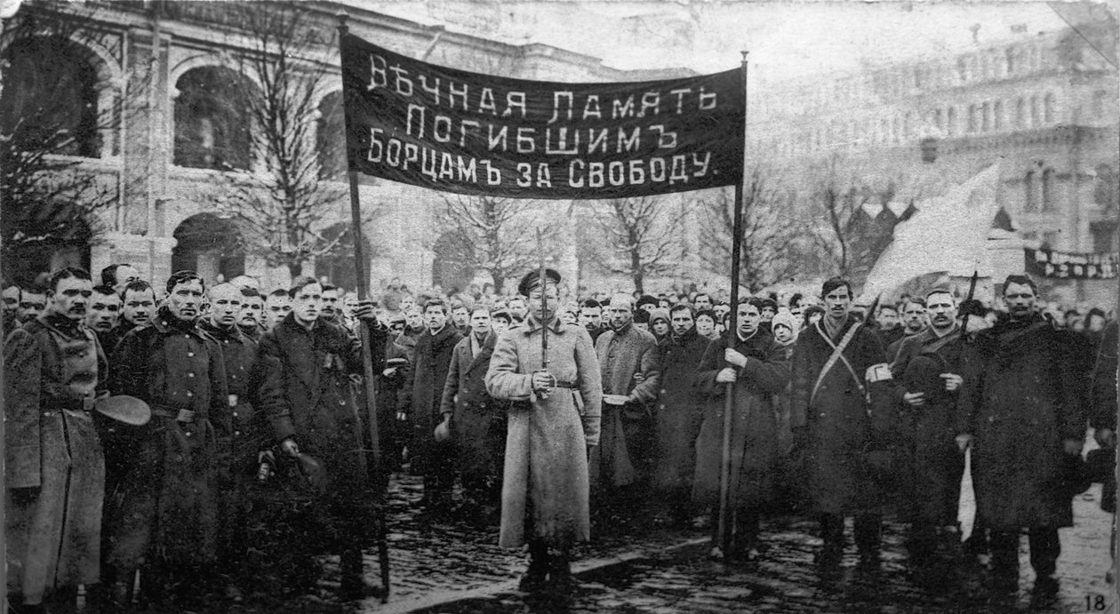 En sorgceremoni för februarirevolutionens offer, Ryssland 1917. av Unbekannt