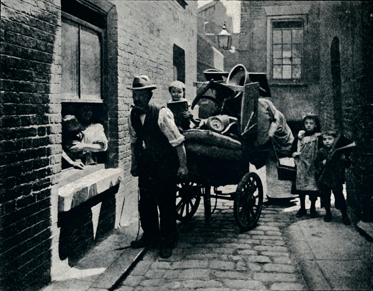 En flytt i Slumopolis, London, c1901 1901 av Unbekannt