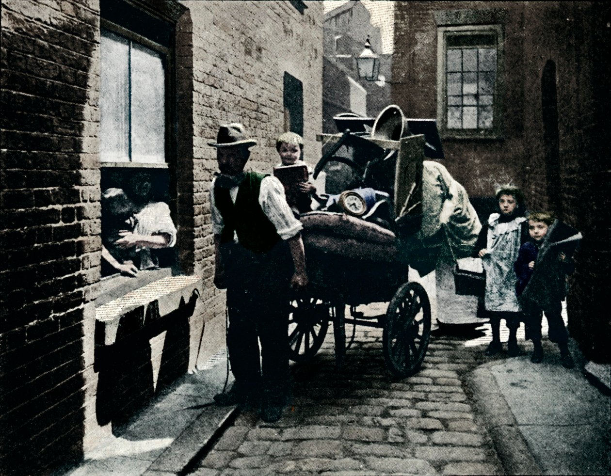 En flytt i Slumopolis, London, c1901 1901 av Unbekannt