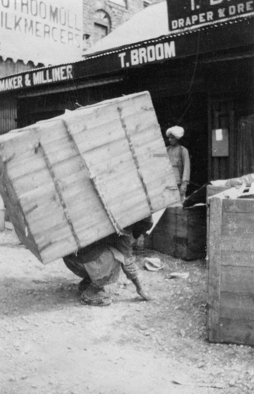 En portier som lyfter en stor last, Chakrata, Indien, 1917 av Unbekannt
