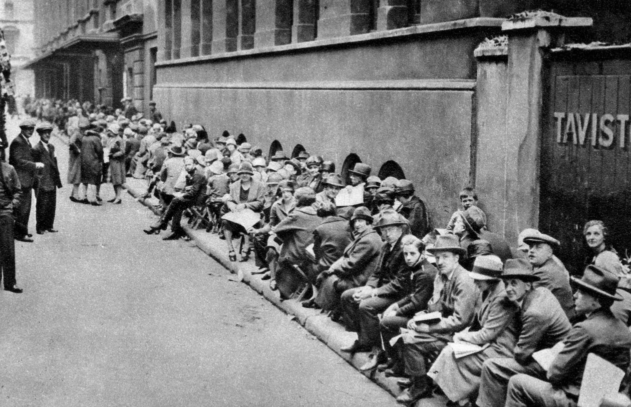 En kö för första natten biljetter i Covent Garden, London, 1926-1927 av Unbekannt