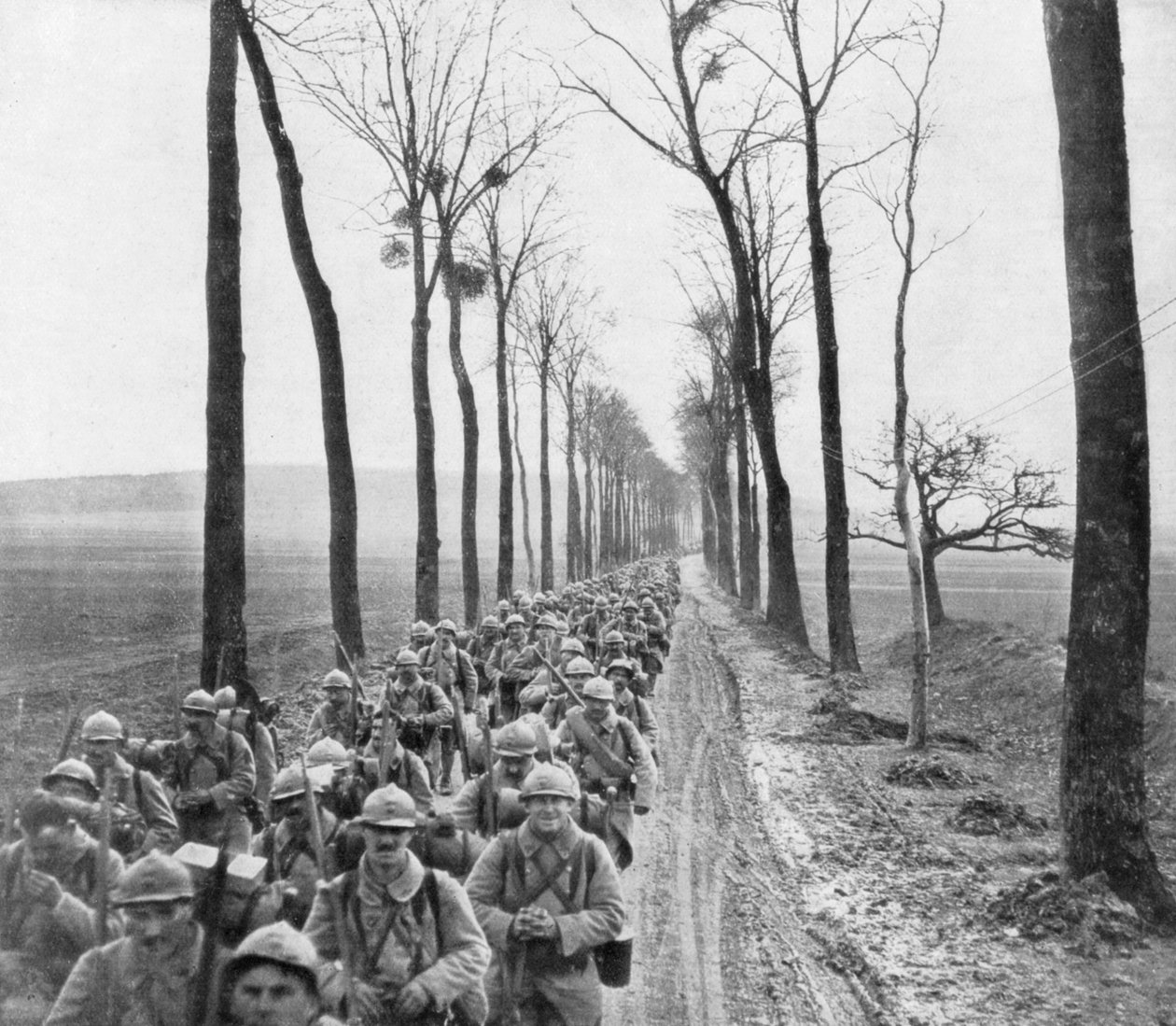 Ett regemente av franskt infanteri som går till fronten, Frankrike, 30 mars 1918 av Unbekannt