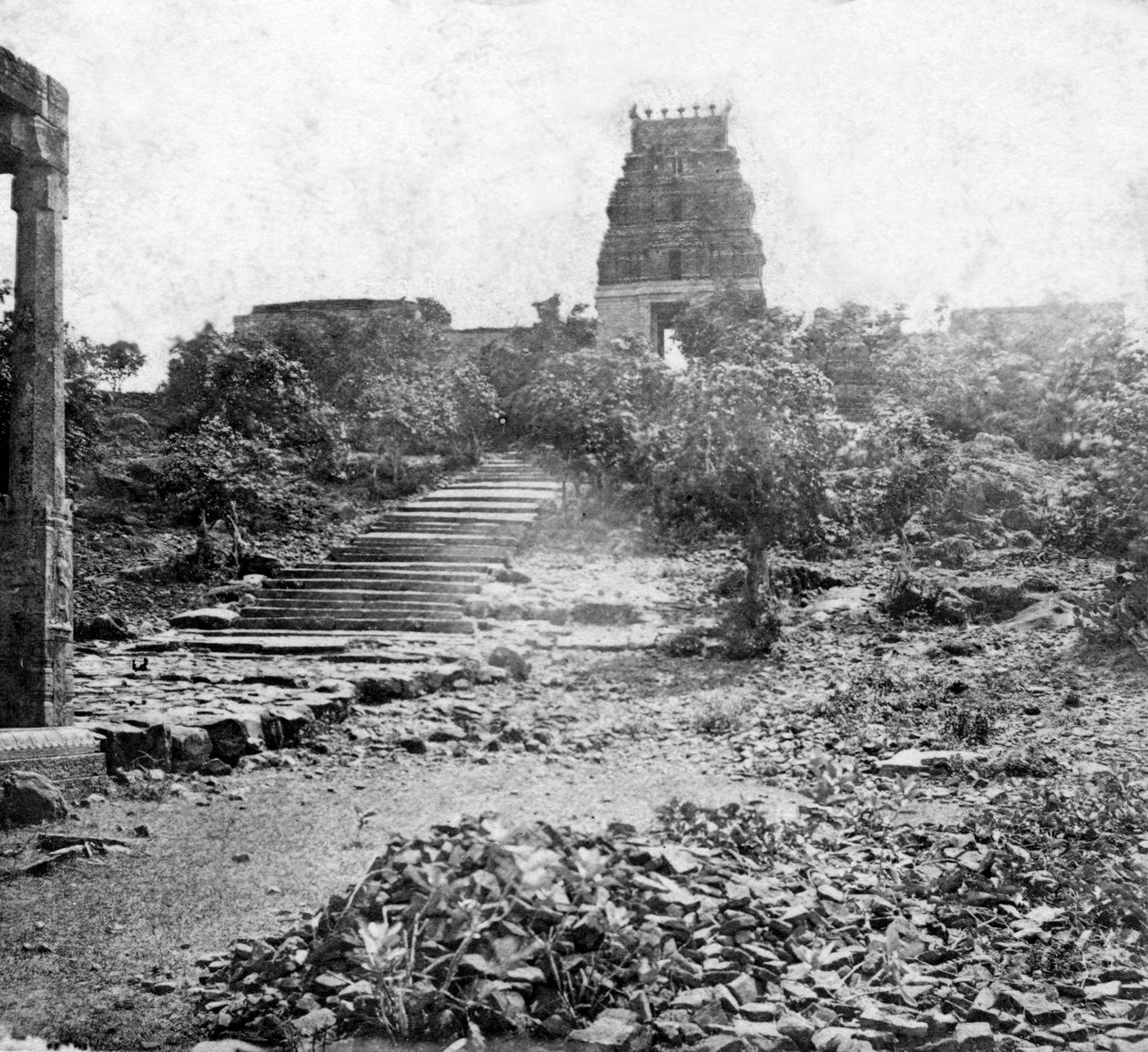 Ett ruinerat tempel nära Madras, Indien, 1874 av Unbekannt
