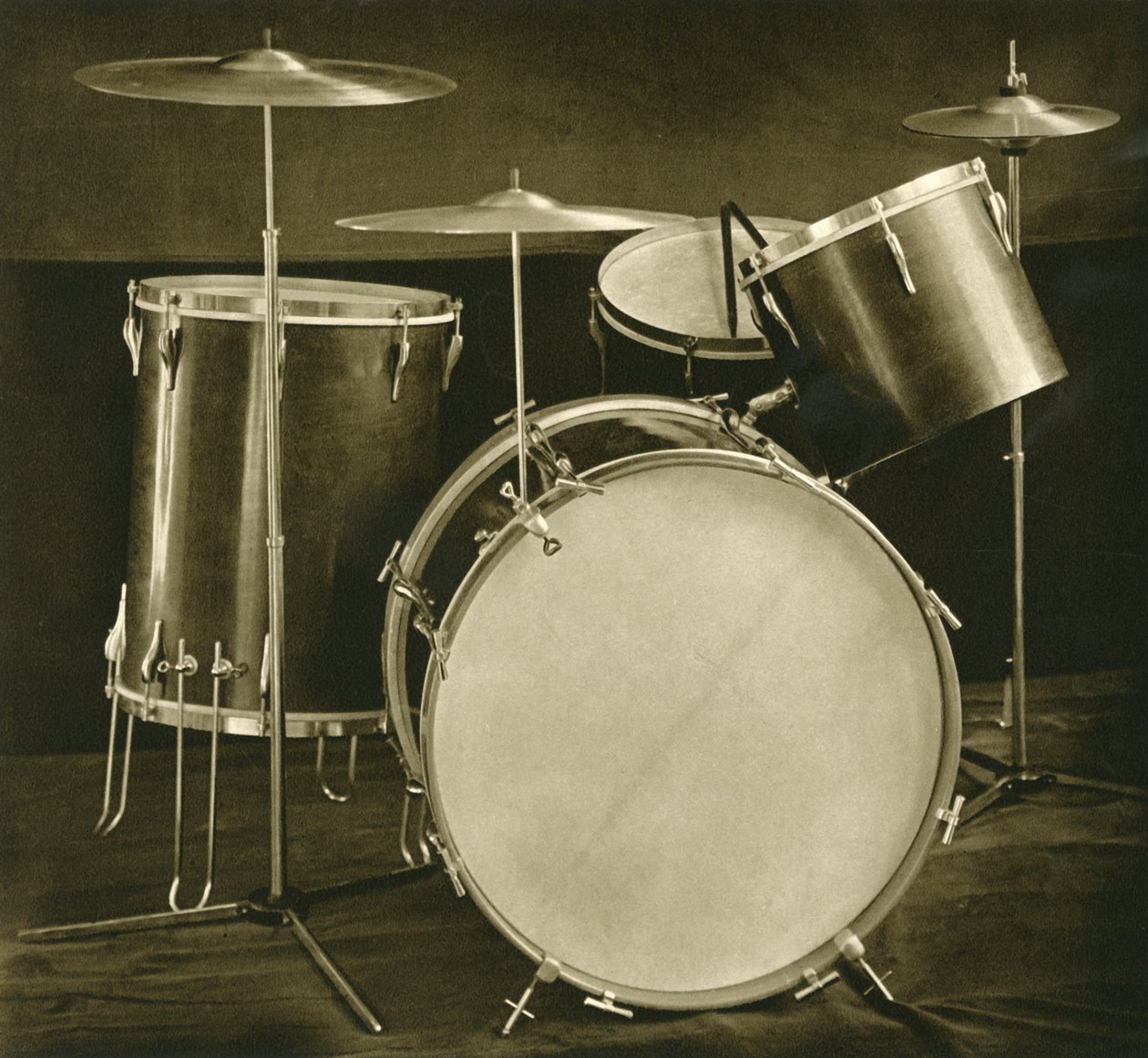 En uppsättning slagverksinstrument, trummor och cymbaler av tjeckisk tillverkning, 1948 av Unbekannt