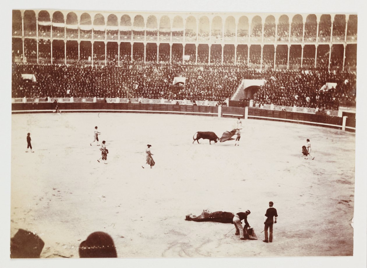 En ögonblicksbild av en tjurfäktning framför en stor folkmassa i tjurfäktningsarenan Las Ventas del Espiritu Santo, Madrid, taget av en okänd fotograf omkring 1930 av Unbekannt