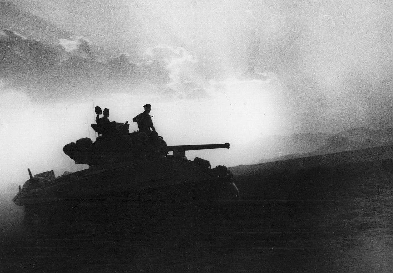 En skvadron stridsvagnar på väg till Rammacca, Sicilien, 10 juli 1943 av Unbekannt