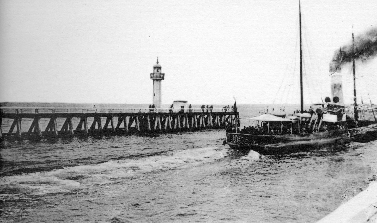 En ångbåt avgår från Trouville till Le Havre, Frankrike, c1920-talet av Unbekannt