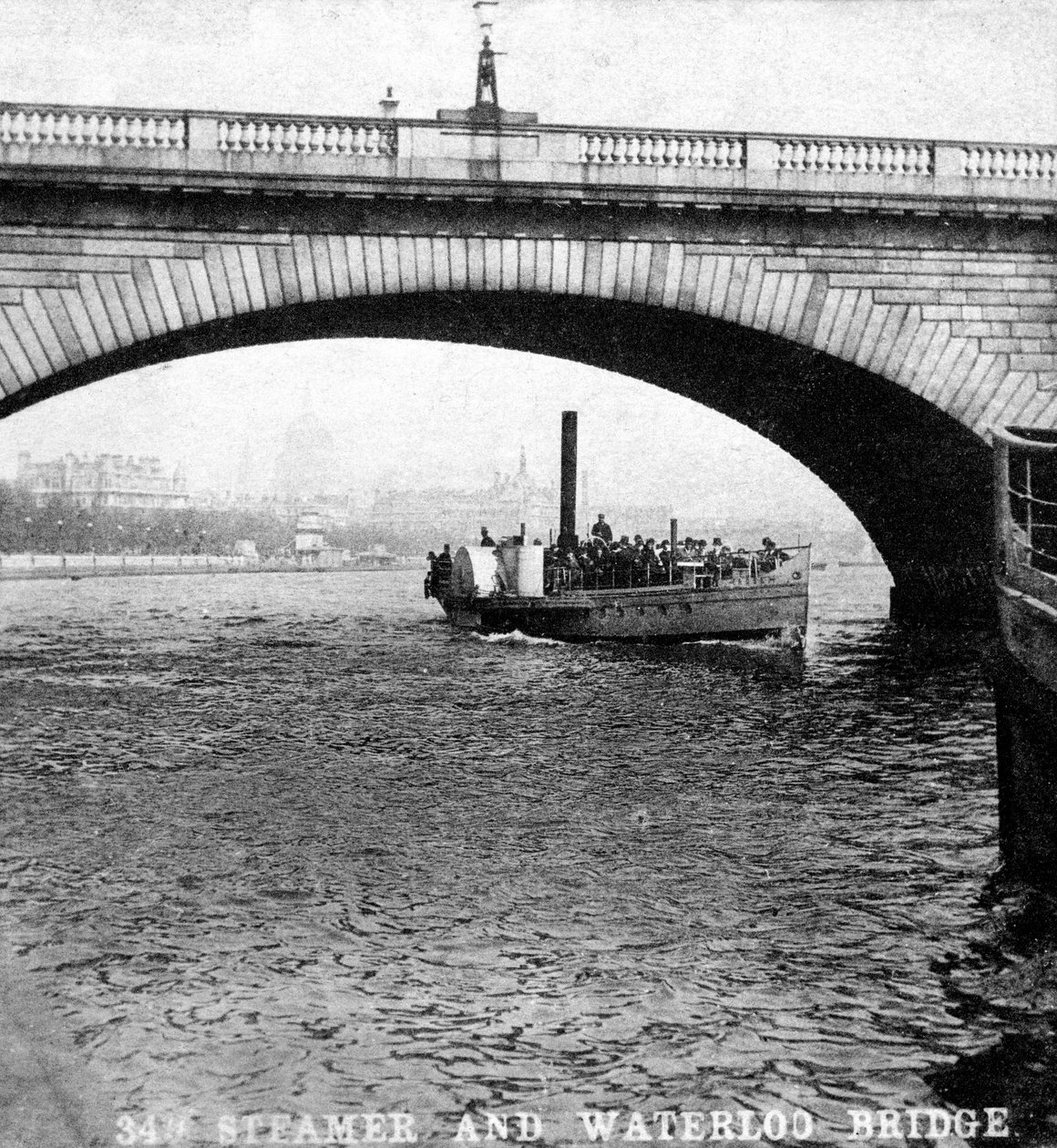 En ångbåt som passerar under Waterloo Bridge, London, tidigt 1900-tal av Unbekannt