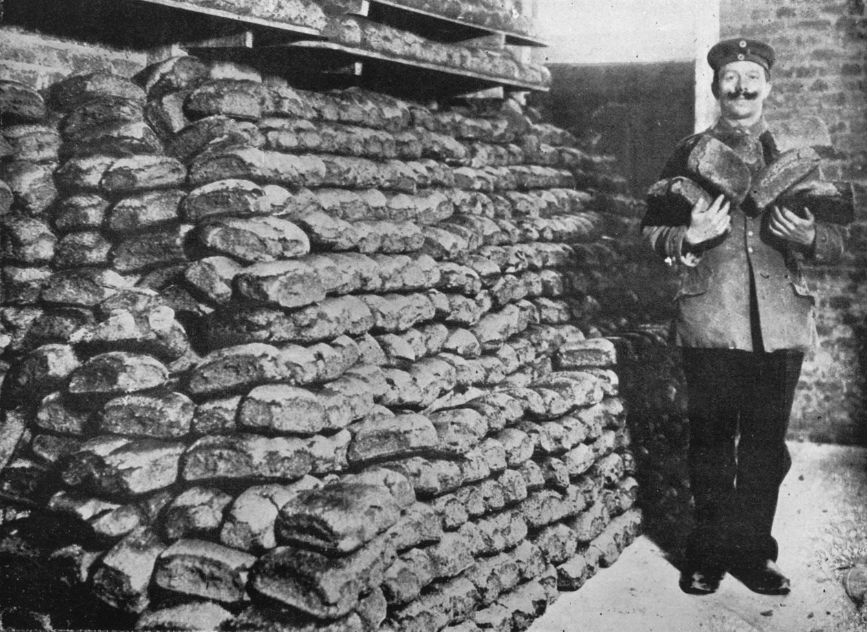 Ett förråd med krigsbröd för de tyska trupperna, 1915 av Unbekannt