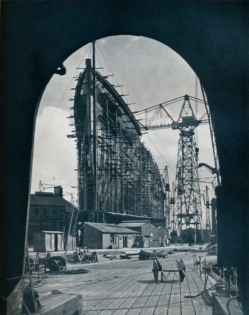 En slående bogvy av det gigantiska Cunard-fartyget, Queen Mary, vid Clydebank, Glasgow, 1934 av Unbekannt
