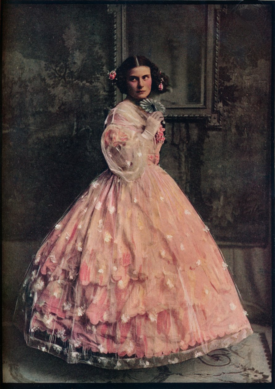 En bollklänning med tre volang av rosa siden, med överklänning av vitblommig gasväv, 1850-60, c1913 av Unbekannt
