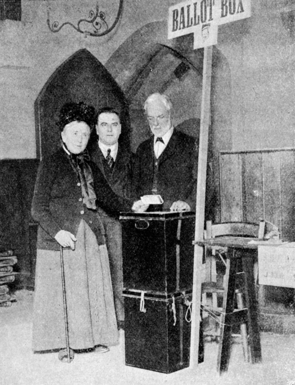 En kvinna som spelar in sin röst vid valurnan, c1922 av Unbekannt