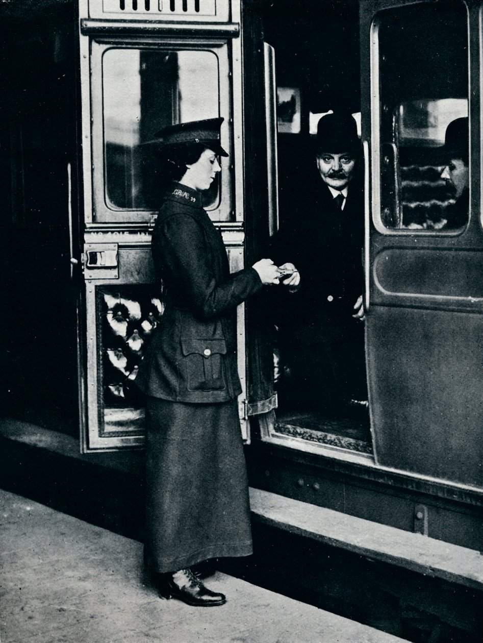 En kvinnlig biljettkontrollant på jobbet, c1914 av Unbekannt