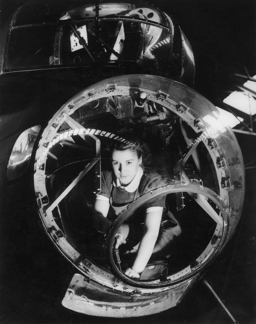 En kvinna som arbetar på ett Lancasterbombplan, andra världskriget, 1940-talet av Unbekannt