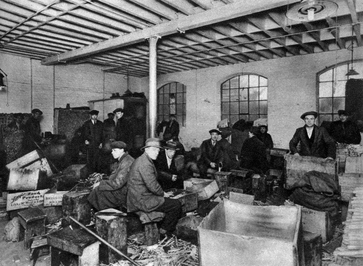 En vedhuggningsverkstad, London, 1926-1927 av Unbekannt