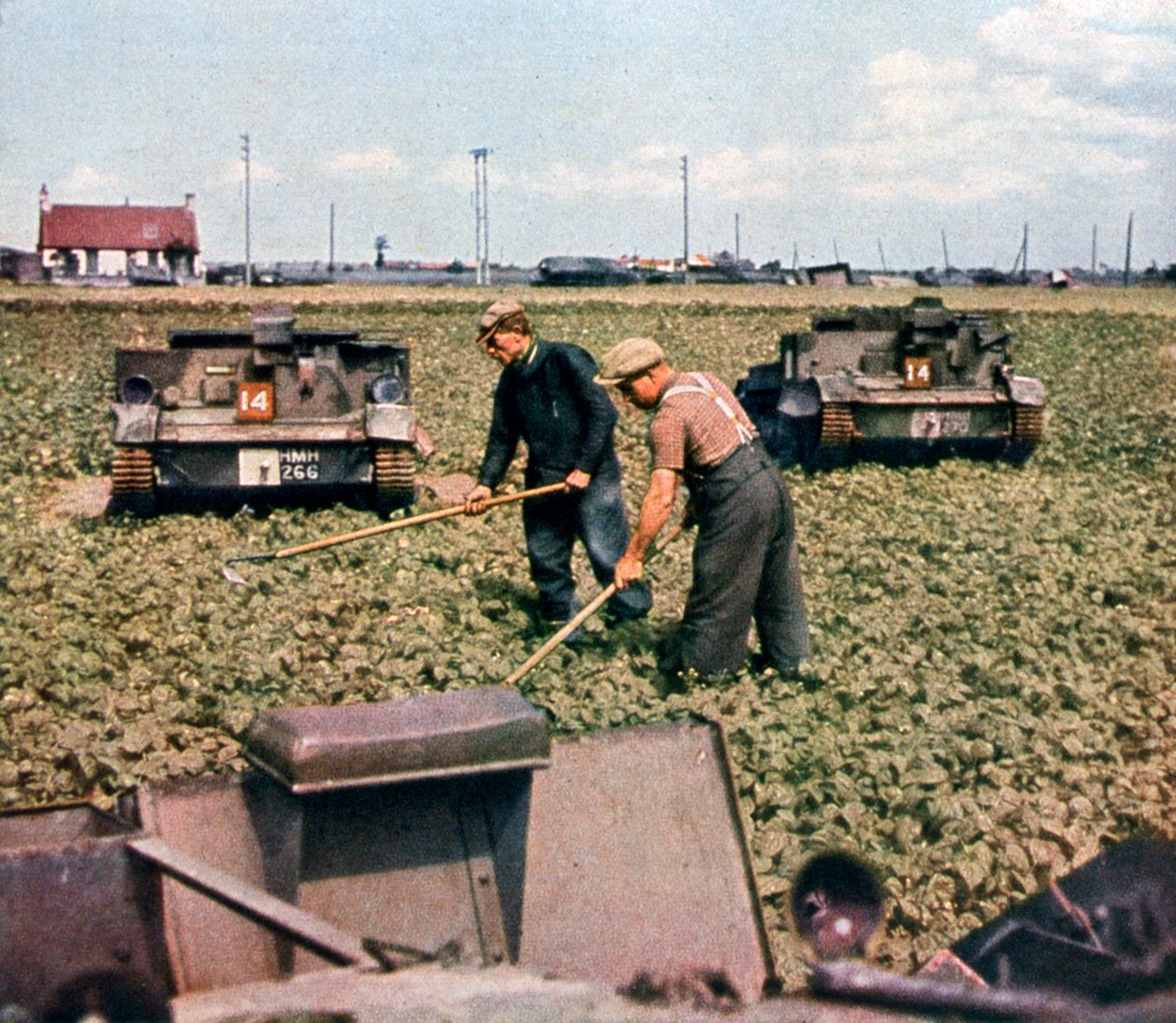 Övergivna franska stridsvagnar på ett fält, Dunkerque, Frankrike, 1940 av Unbekannt