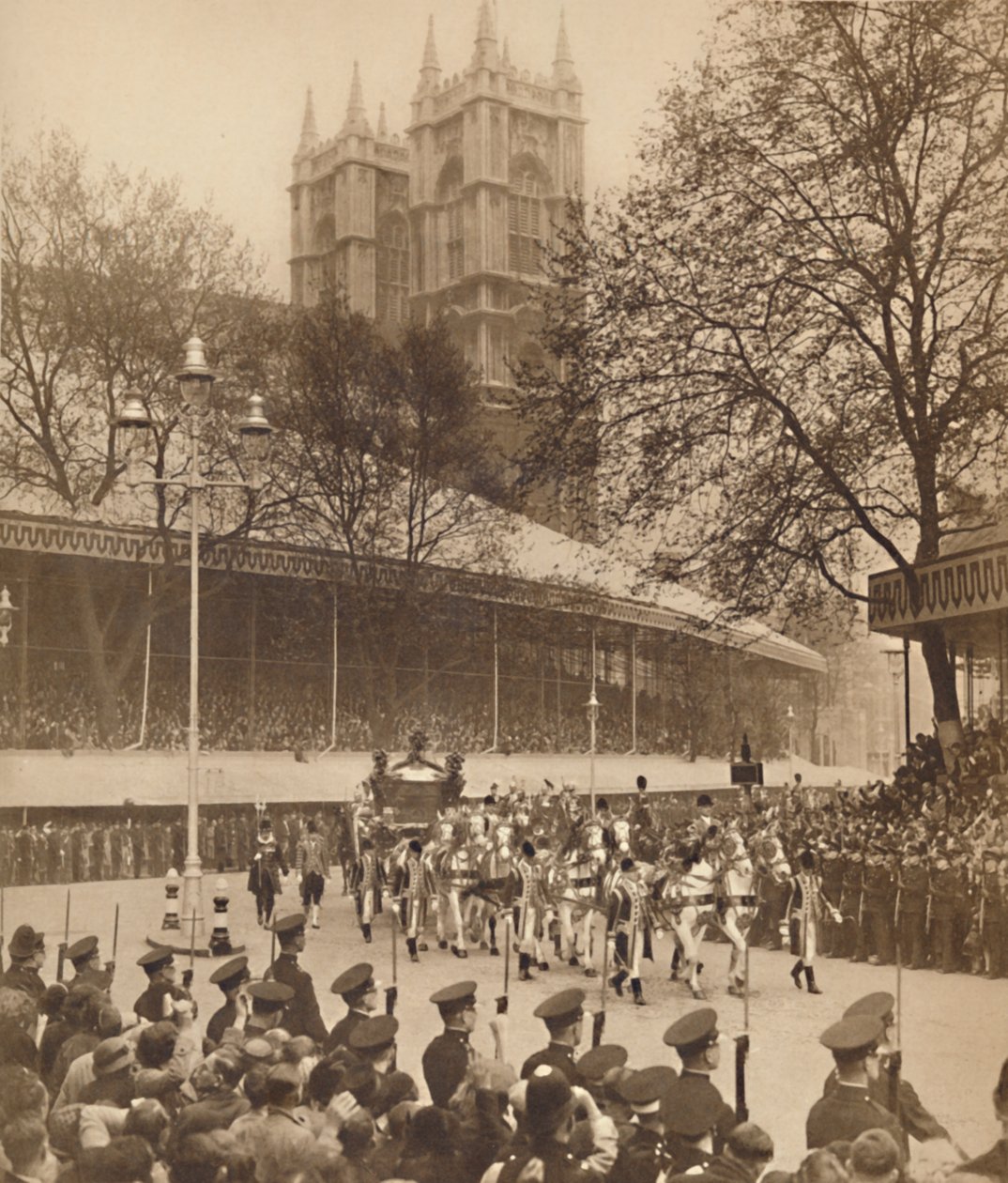 Hyllad av tusentals i Westminster den 12 maj 1937 av Unbekannt